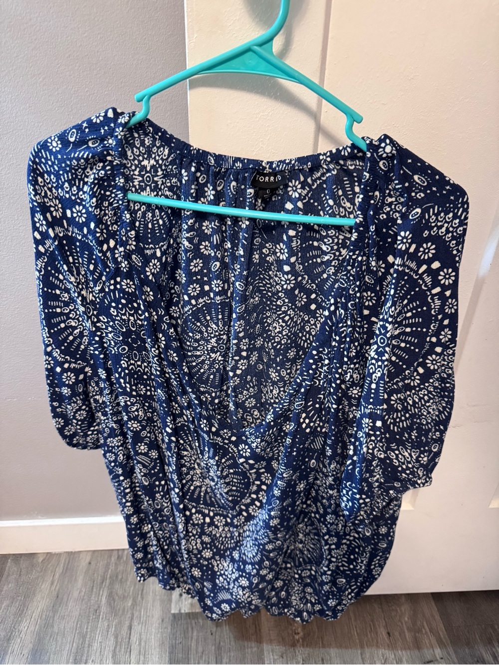 torrid Navy Blue & White Printed V-Neck Blouse Size 0 Fits like an XL